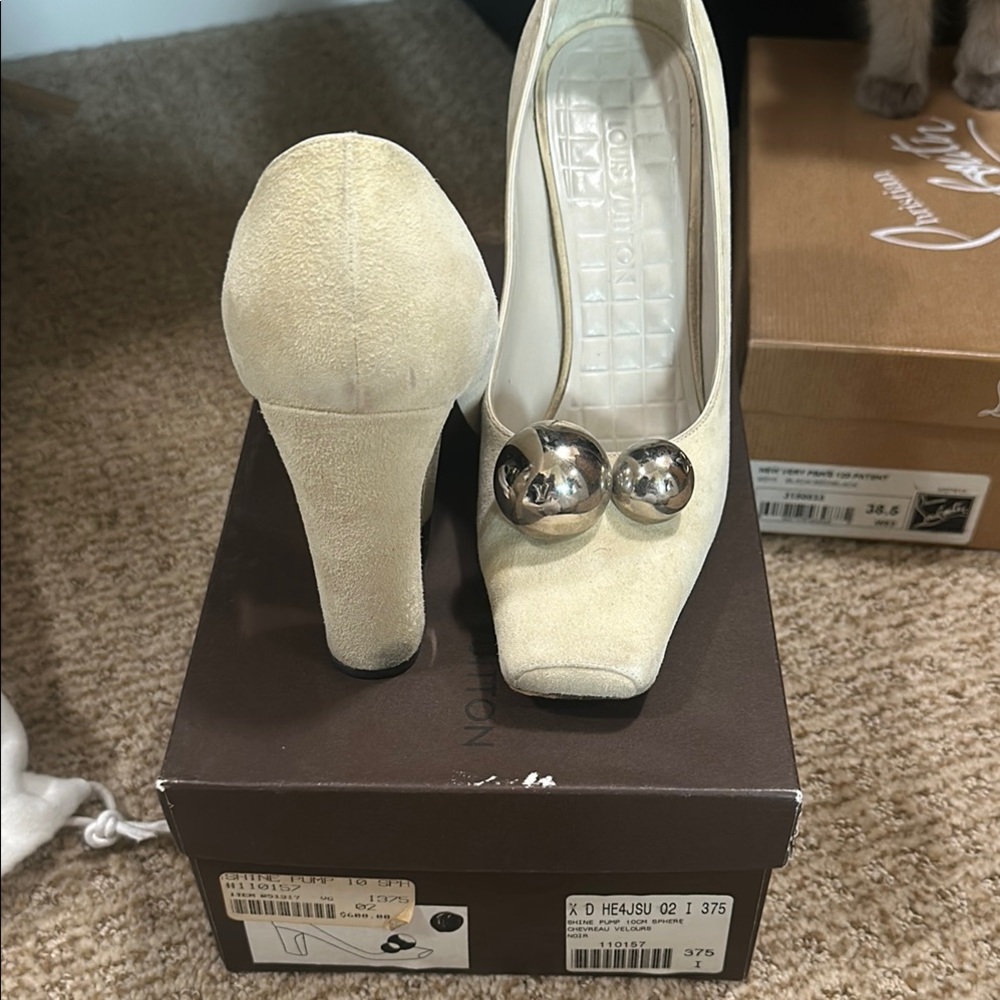 Elegant Cream Pumps with Silver Accents